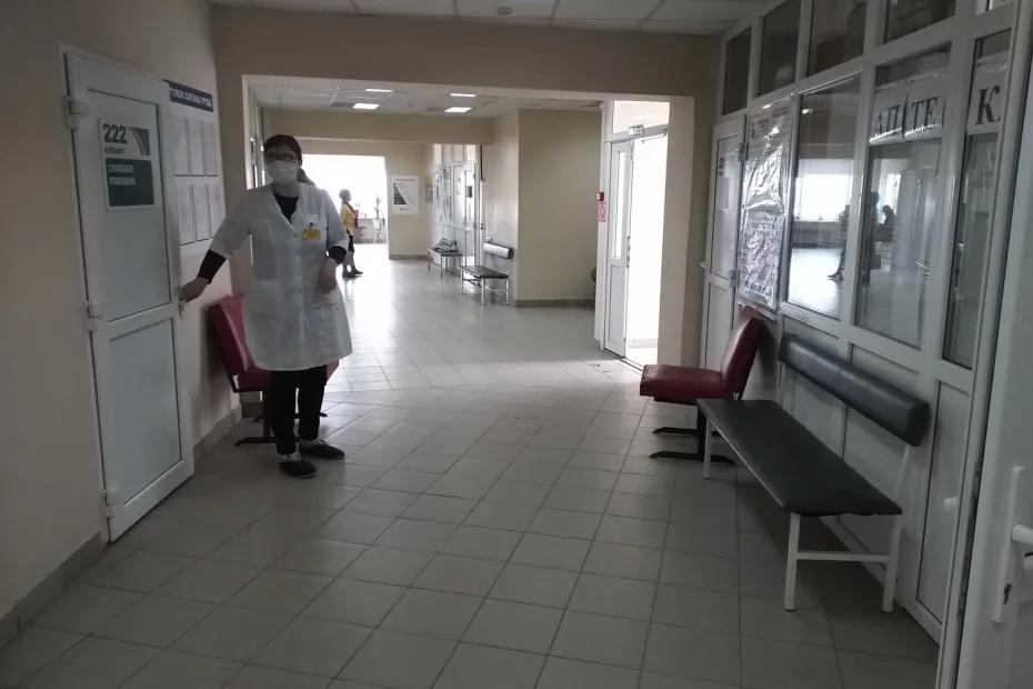 Просто брызгала, как все: девушка прожгла дыру в носу спреем от насморка