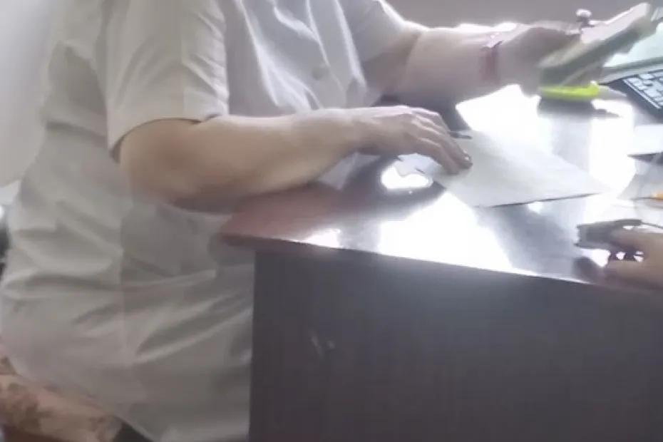 При каких болях в животе надо срочно бежать к врачу