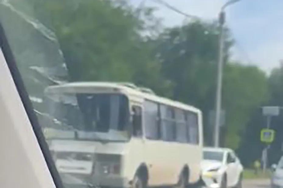 В Сызрани водитель &laquo;Лексуса&raquo; поздно нажал на тормоз: на месте ДТП  возникла пробка
