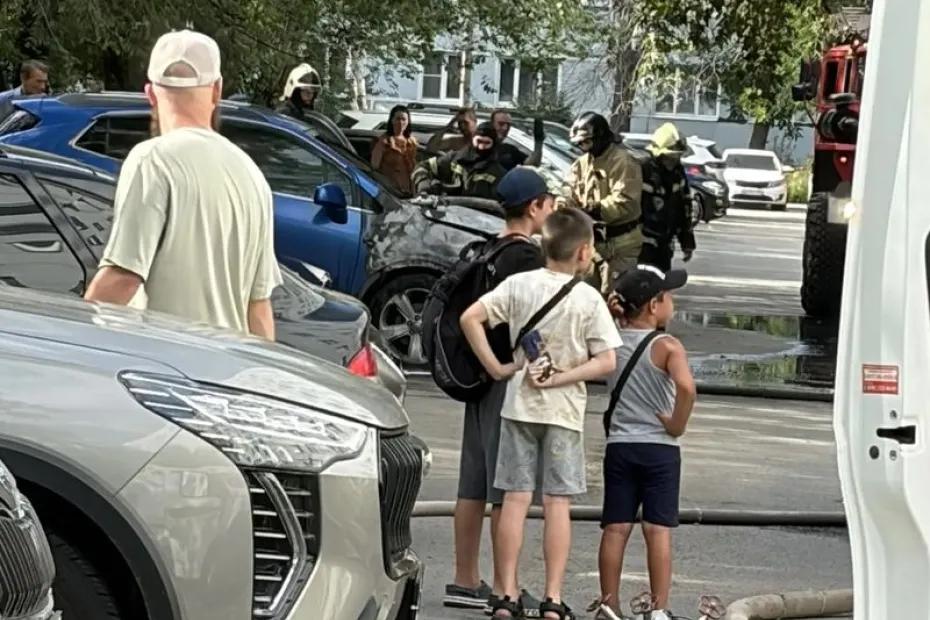 Прилетели скорая и пожарные: на парковке в Сызрани в жару вспыхнула легковушка