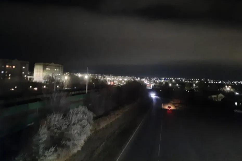 Взрывы всю ночь, падающий самолет, обязательное повышение зарплаты и перемены в школах: важное к этому часу