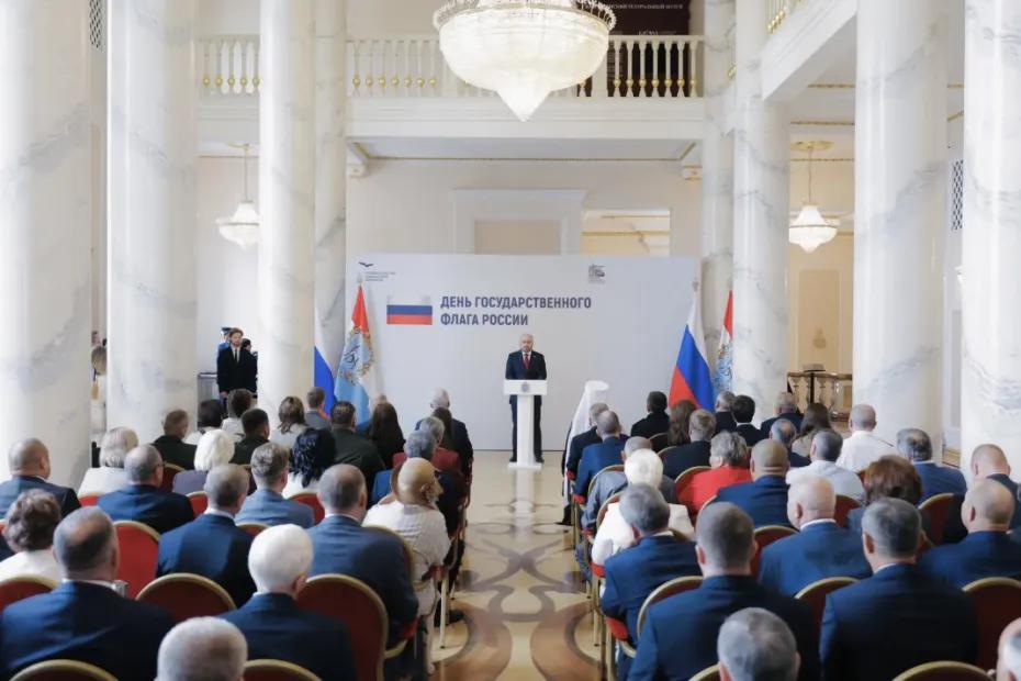 Вячеслав Федорищев вручил государственные награды жителям Самарской области накануне Дня флага России