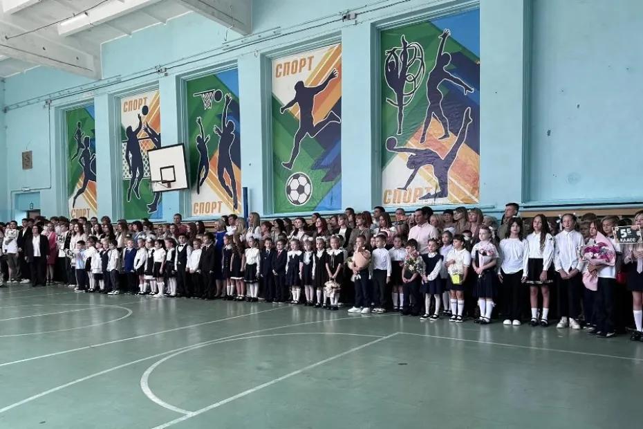 В школах Сызрани сегодня звучал гимн и поднимали флаг: впервые за парты сели 1300 учеников