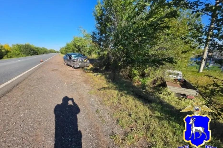 В Самарской области Гранта вышибла грузовик с дороги: фото с места аварии