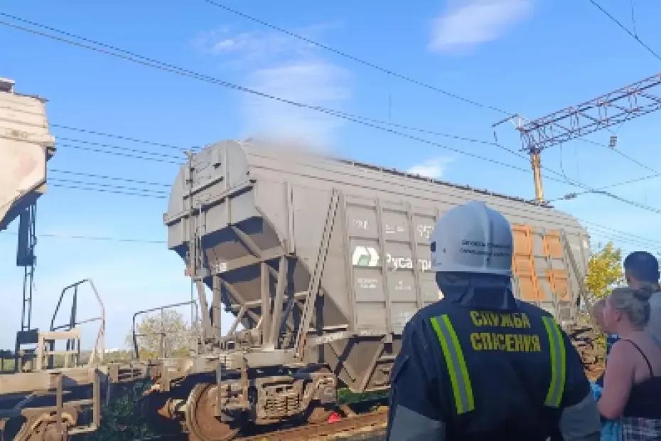 Две школьницы получили мощный разряд тока на крыше вагона
