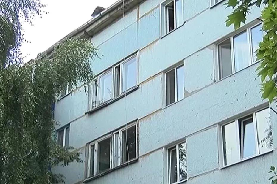 Пока муж рвался домой, из окна квартиры выпал любовник его жены