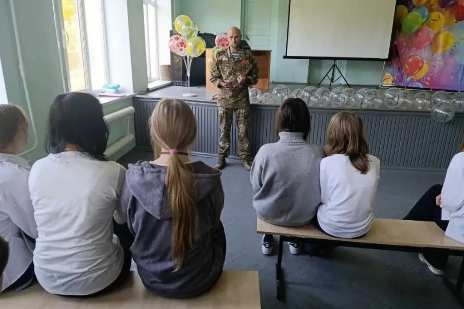 Запоминать вывески и маршруты: участники СВО рассказывают школьникам Сызрани о вещах, которые помогут в жизни