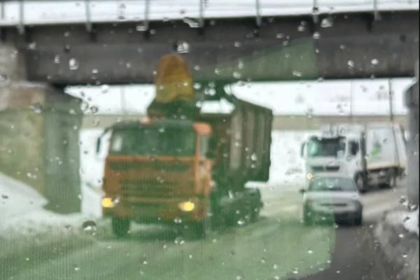 Застрявший под мостом грузовик спровоцировал пробку в Сызрани - последние новости