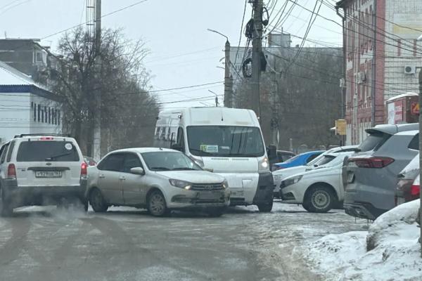 В центре Сызрани Гранта попала под автобус 65-го маршрута