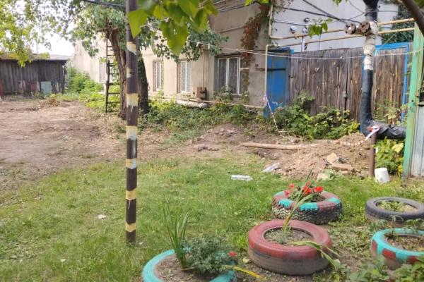 В УК вырыли сызранцам ямку и помахали ручкой: жилой дом уже давно отрезан от воды