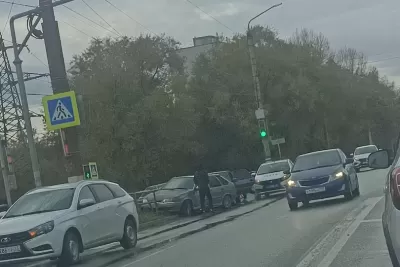 В Сызрани водитель взял на буксир машину и протаранил металлический отбойник