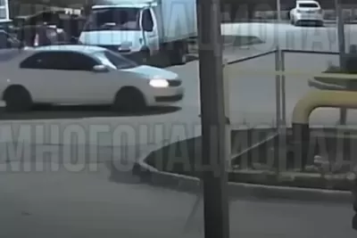 Мигрант на авто зажал руку прохожего, дал по газам и протащил по дороге - видео из Самарской области