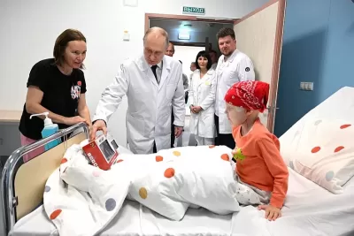 Мальчик спрятался под одеялом от президента Путина