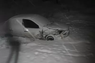 В снегопад в Самарской области на трассе разбились две легковушки