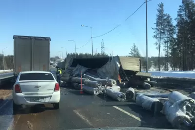 Кузов разорвало: трассу М-5 засыпало грузом на месте массовой аварии с гузовиками - видео