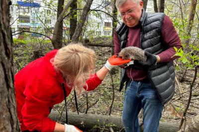 Сотрудники Земского банка приняли участие во всероссийском субботнике и накормили белку с ежиком