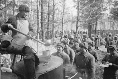 Офицерам сало и печенье: какое питание полагалось солдатам Великой Отечественной войны