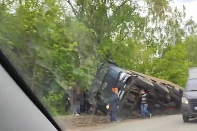 В Сызрани самосвал рухнул с дороги: груз на земле, рядом суетятся люди - видео