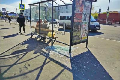 В Сызрани очередная автобусная остановка разлетелась на тысячи осколков