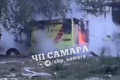 В Самарской области на ходу вспыхнула скорая помощь, огонь уничтожил автомобиль - видео