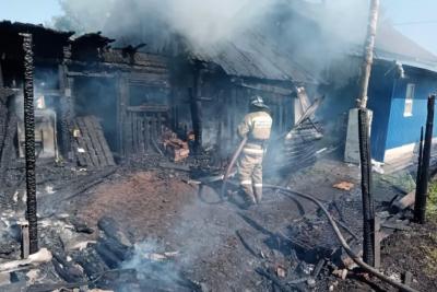 Появились первые фото и видео пожара в частном секторе Октябрьска