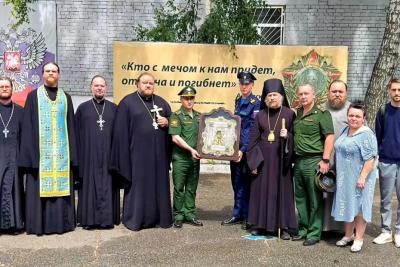 Феодоровская икона путешествует по Сызрани: чудотворный образ привезли на призывной пункт и в госпиталь