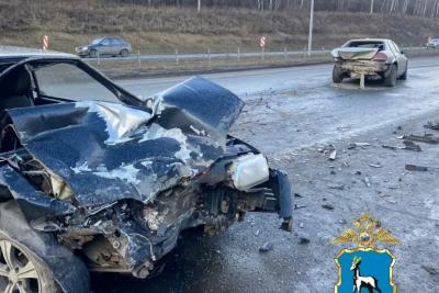 В Самарской области люди получили ранения в массовой аварии с эвакуатором - первые фото