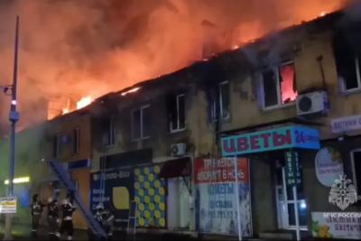 В Самарской области почти сто пожарных тушат горящий многоквартирный дом - видео