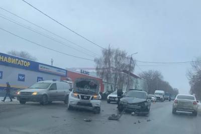 Услуга оказалась медвежьей: в Сызрани легковушка на скорости влетела в Nissan