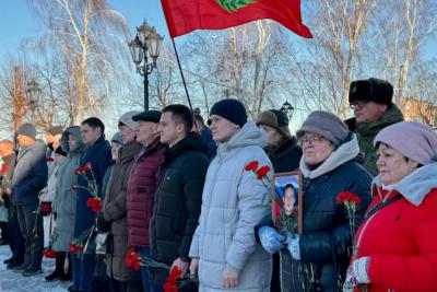 «Среди погибших были и сызранские ребята»: жители города вышли на площадь с цветами и фотографиями