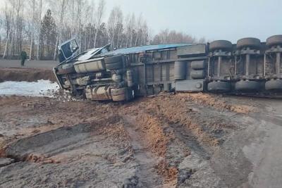 По дороге подцепил попутчицу: ехавший со стороны Сызрани пьяный турецкий водитель эффектно завалил фуру