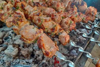 Портит мясо: диетолог назвала самый невкусный маринад для шашлыка на майские праздники