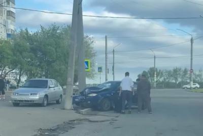 В Сызрани легковушка на скорости впечаталась в бетонный столб - появились подробности