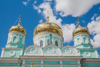 В храмах с 17 мая начнут молиться за школьников