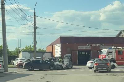 В центре Сызрани удачно стукнулись две легковушки: до сервиса рукой подать