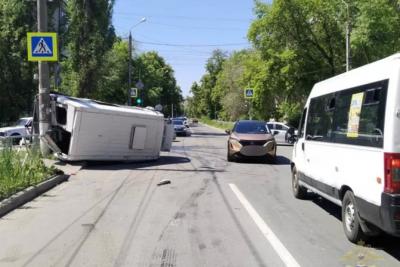В Самарской области маршрутка с людьми пронеслась на красный, протаранила машину и перевернулась
