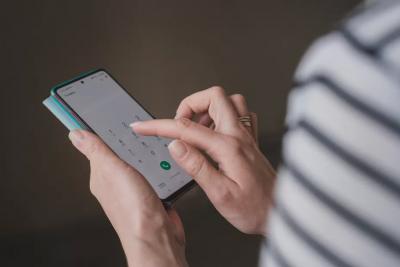 Россиянам будут платить за использование личных телефонов на работе