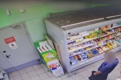 Сызранский вор стащил из магазина 35 пачек масла и попал на видео - фото