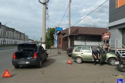 Три разбитых авто: в Сызрани иномарка влетела на площадку торгового центра