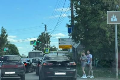 Очевидцы сообщают об аварии: на перекрестке в Сызрани выросла пробка