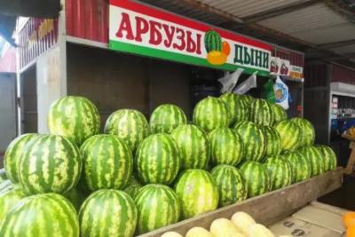 Везут и везут из-за бугра: как проверить арбуз на нитраты за пару минут с помощью стакана кипяченой воды