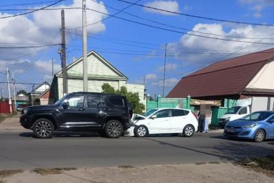 В Сызрани у промышленного рынка белый хетчбэк разбился о черный внедорожник