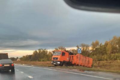 Черный четверг на трассе М-5: под Сызранью улетел в кювет многотонный металловоз
