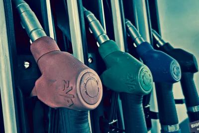 Перебои с бензином из-за атак на НПЗ, сухой закон на время СВО, умер убийца «Мисс улыбки»: важное к этому часу