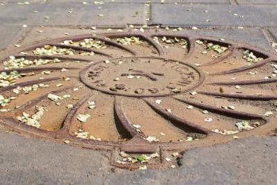 В Сызрани водителям запретили парковаться на колодцах