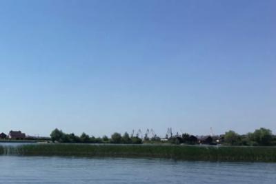 Редкий казус на Волге: в Сызрани машину спасали всем миром