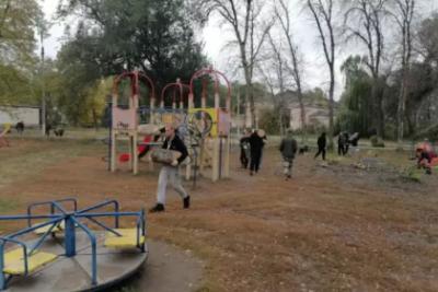 Вчера в парках Сызрани кипела тяжелая мужская работа