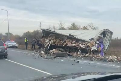 Видео с места жесткой аварии большегрузов под Сызранью: очевидцы в шоке