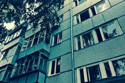 Жильцы сызранской пятиэтажки по запаху узнали, что жили по соседству с мертвецом: что известно на данный момент