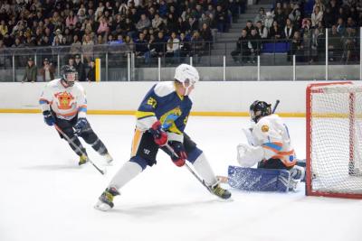 16 шайб в двух матчах: в Сызрани ярко стартовал чемпионат города по хоккею с шайбой